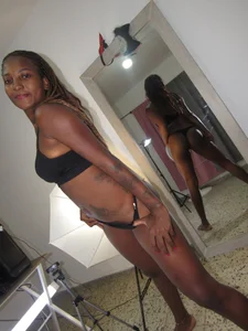 AshlieeGreenn: Sexy morena ( 5 фото)