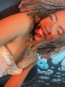 Public de MOONWUW  6 Imagens