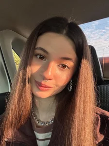 Amelia_Vesper 𝒞𝒶𝓉𝒸𝒽𝒾𝓃𝑔 𝓉𝒽𝑒 𝓈𝓊𝓃'𝓈 𝓇𝒶𝓎𝓈☀️ Bilde 2