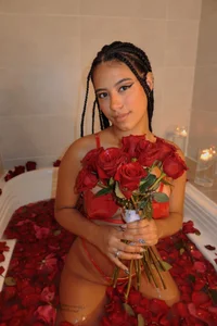 Raven_stonee01 LOVE IN ROSES💝 টি ছবি