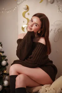 HollyGrier Xmas sexy gift Pic 2