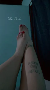 Mia_candy_0のPretty feet, enjoy a special gift! 👣🖤の 2枚の写真