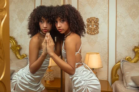 CamilaJohnston take me to ur bedroom Bilde