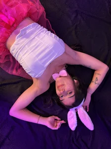 “Small, sweet… and very dangerous” 🍭💣 de DanielaMonroe Foto 2