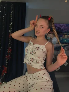 JulieLupo I wake up in the morning, go to wash my face and then bam! - there are horns on the head😝 Fotka 3