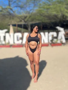 liz_monserrat_1 Hello merry christmas, day of walking Pic 3