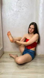 MollyBrams The color red excites me very much Foto 3