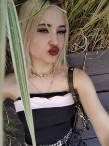 LaslyAngel a little bit of me slika 6