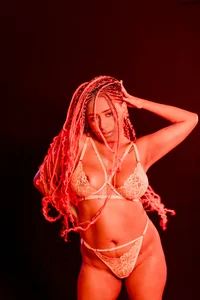 IsauraMontiel "Fire in the look, art in the curves" Pic 2