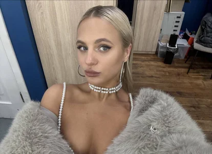 Daisy_Wave Feeling my best in a Glam MakeUp Pic 6