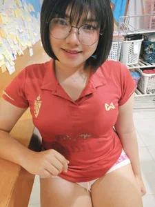 ぽっちゃりタイ人 liza3211 が低振動でマンコをビクビク震わせながら指で激しく掻き回し、両手でビラビラを大胆オープン！プリプリお尻＆M字開脚で足裏まで見せる時間延長むっちりエロライブ💦