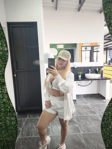 violet-grey Out for a stroll Pic 4