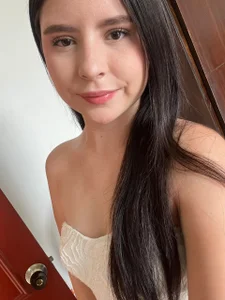 IsoldeVane I’m glowing for you, love 💕 I’m live now from 8:30 AM to 3:30 PM (Colombia) just waiting to spoil y Foto 2