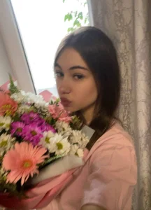MacyFelver Pretty Girl With Flowers🌸 Pic 2
