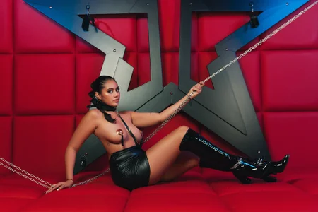 AmbarJames_ “𝓣𝓱𝓮 𝓹𝓵𝓮𝓪𝓼𝓾𝓻𝓮 𝓲𝓼 𝓲𝓷 𝓬𝓸𝓷𝓽𝓻𝓸𝓵” Hình 4