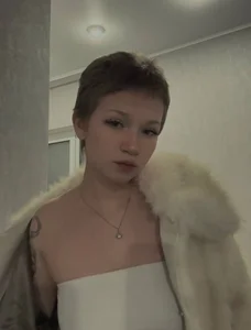 in a fur coat od makeyousense  snímek