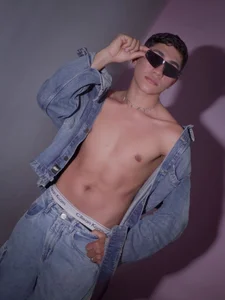 AxelBlaze_Pose Pose Pose 🫦 Bild