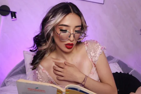 Emilia_Bons Your smart girl Pic 2