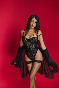 lya__brown Red, lace, and a look that doesn't ask for permission. ❤️‍🔥 Billede 2