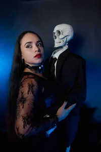Moon_of_Hadesの🖤🌙The moon watches over them: Morticia and Homer in the darkness 🖤🌙の 2枚の写真
