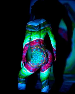 neon lights on my body de GwenCarter  6 Imagens
