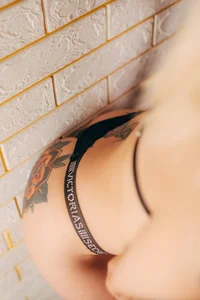 samanthajonexxx DO YOU WANT TO SEE UNDER THESE THONGS? Pic 2