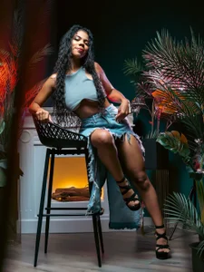 Public de DakotaStills_  3 Imagens