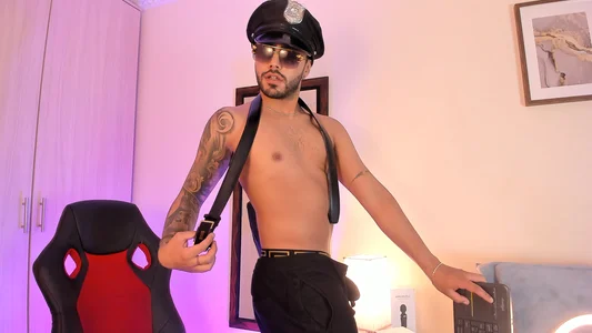 ItsMeErosのEros Cop to your order!の 4枚の写真