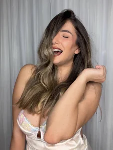 KellyMathews 9 moods in 9 seconds 👀  3. fénykép