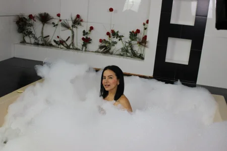 veronika_naughty A great time in the jacuzzi Foto 3