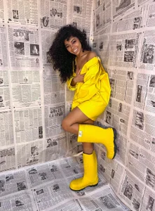yellow girld de lucie_petite  4 photos