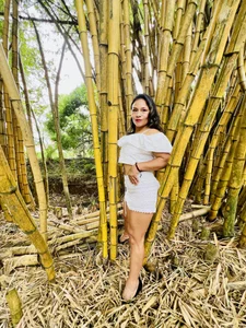 emmysandoval 🌸 Seductive Stroll in Nature Foto 2