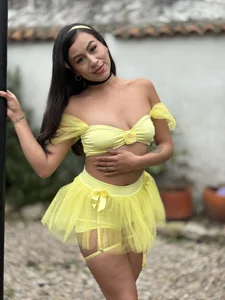 EmiGomez_ 👑 When Beauty drops her dress... the magic begins Bilde 3