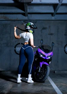 Vittoria__rossi Good vibes, and a little mischief 😏🏍️ 圖片