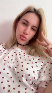 pinkhornyprincess Fooling around on the bed in my pajamas Foto