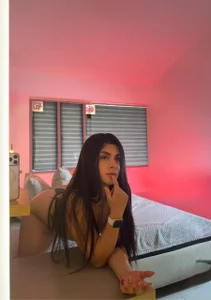 Amy-Saenz mirrow Pic 2