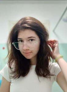 MarilynMunのHello honey, how do you like me in this white top?の枚の写真