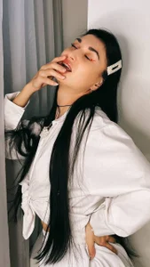 AriannaCruise Lady in White Bilde