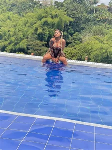 riri_brunnete: Pool day!❤ ( 3 фото)