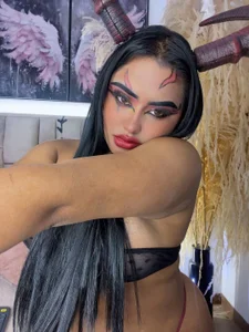 Lairahearvy 👻 Dare to play with me? 🖤 - {count, plural, one {תמונה אחת} two {שתי תמונות} many {# תמונות} other {# תמונות}}