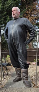 Leatherman63Wearing leather Bild 2