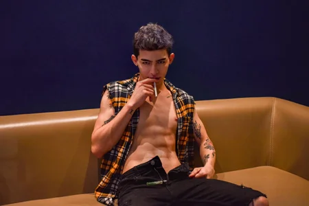 Logan_WoodsのGet closer to meの枚の写真