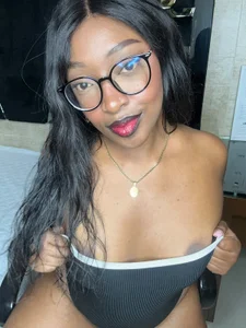 YallianaBrooks 😈A single glance won't be enough to take me all in🤤  7. fénykép
