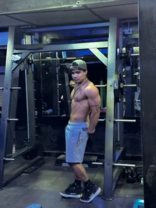 Young_laroiのPublicの枚の写真