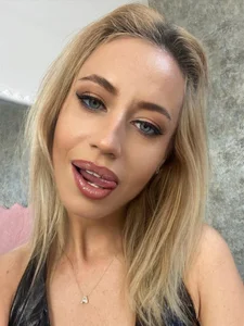 Public od DeliaMArlow  snímek