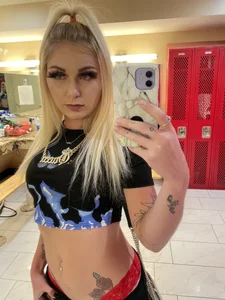 Savage_Barbie: Public ( 8 фото)