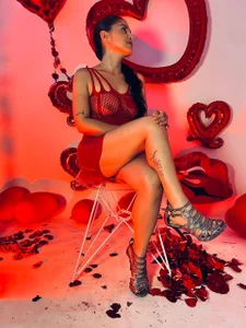 bryonycutee🌹 “Between roses, sighs and a touch of mischief... happy Valentine's Day to you.” 💘图片