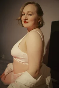 Kitty_Rest_のSexy white lingerie in neonの枚の写真