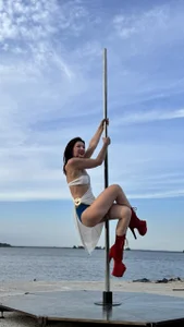 Bonnie_Naughtyy I'm working out outdoors today. 🤫 Foto 2