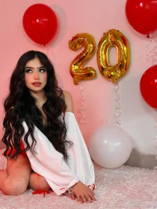 Little_arii 🥂 My birthday 20 Foto 4